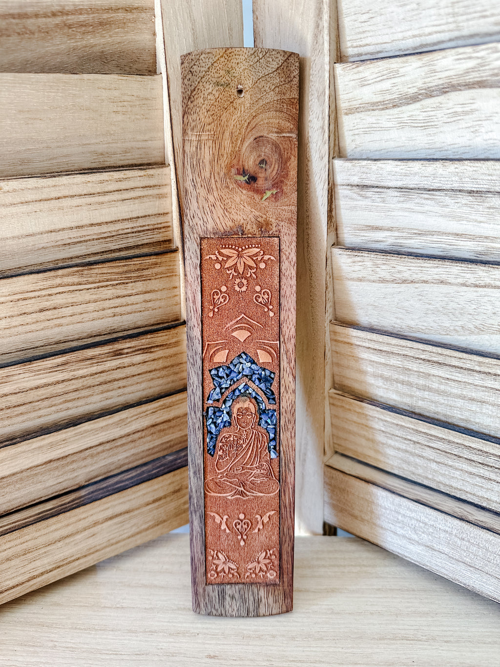 Porte-encens en Bois Gravé - Bouddha avec Incrustation de Sodalite