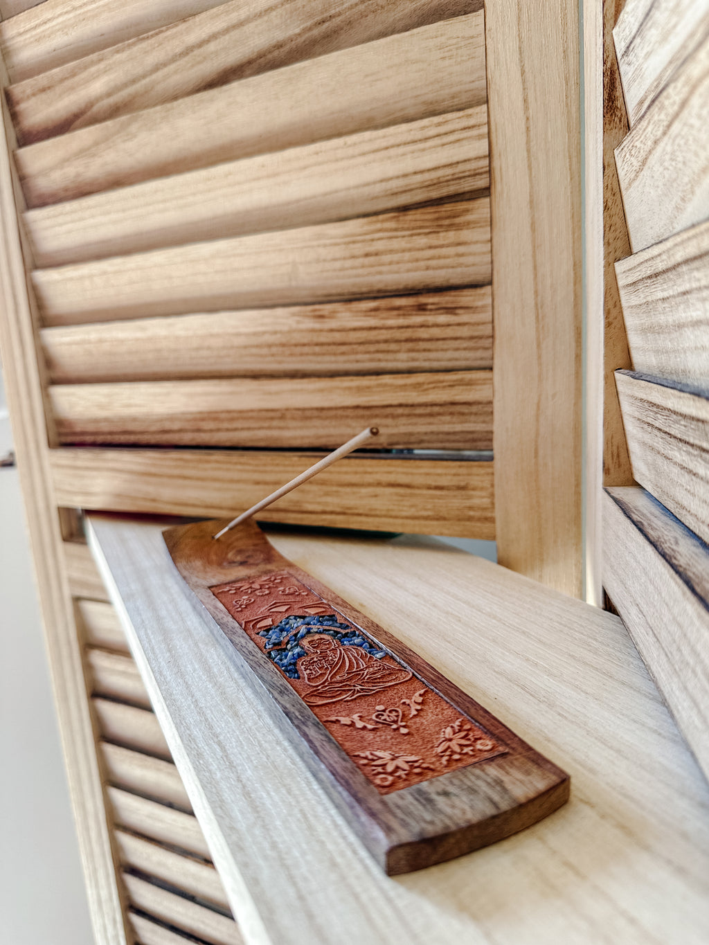 Porte-encens en Bois Gravé - Bouddha avec Incrustation de Sodalite