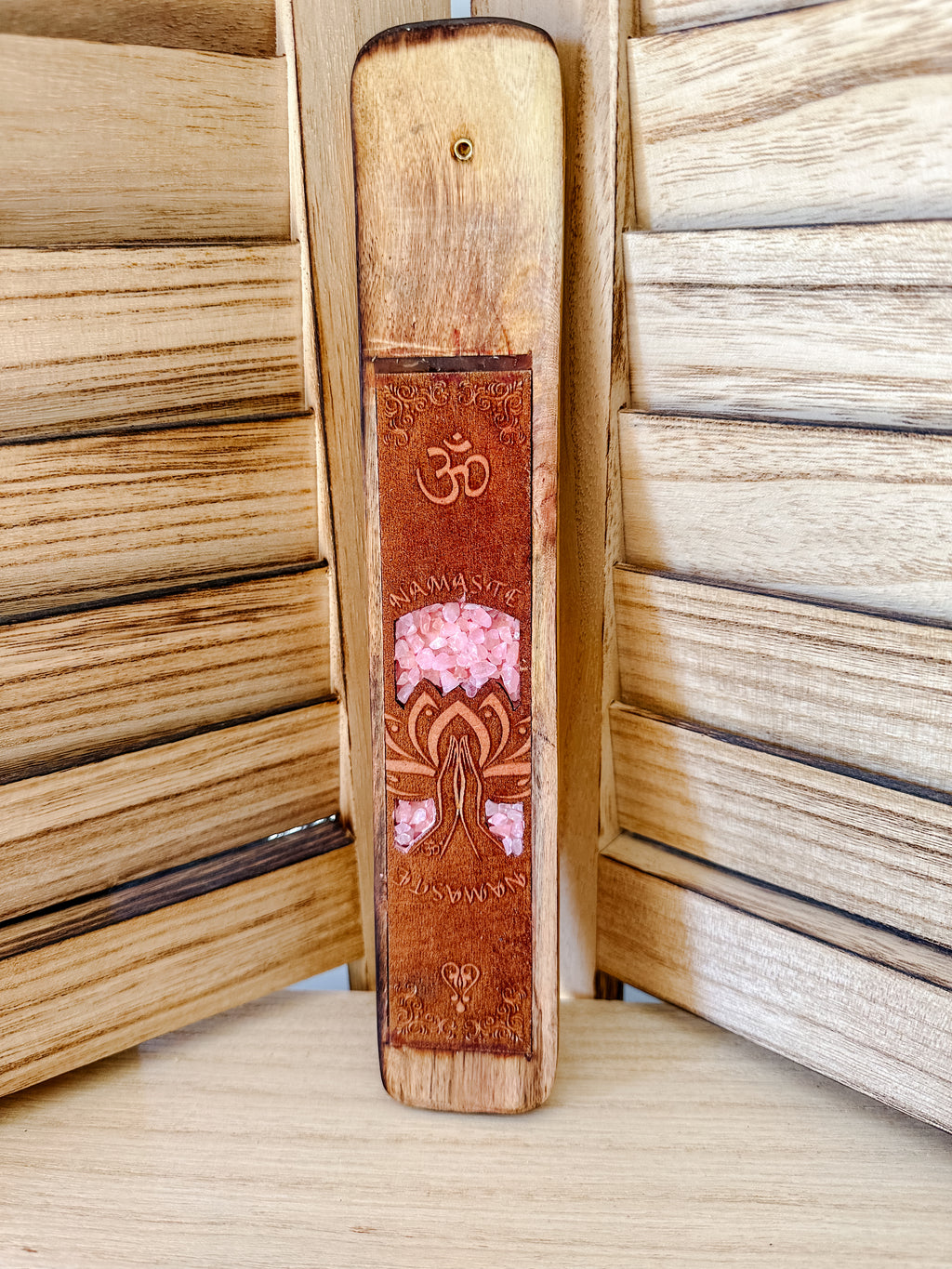 Porte-encens en Bois Gravé - Namaste avec Incrustation de Quartz Rose