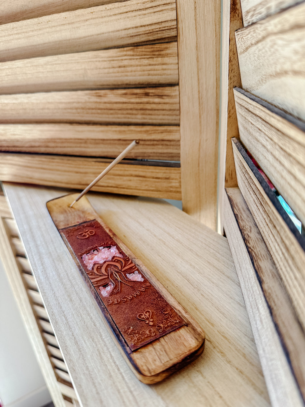 Porte-encens en Bois Gravé - Namaste avec Incrustation de Quartz Rose