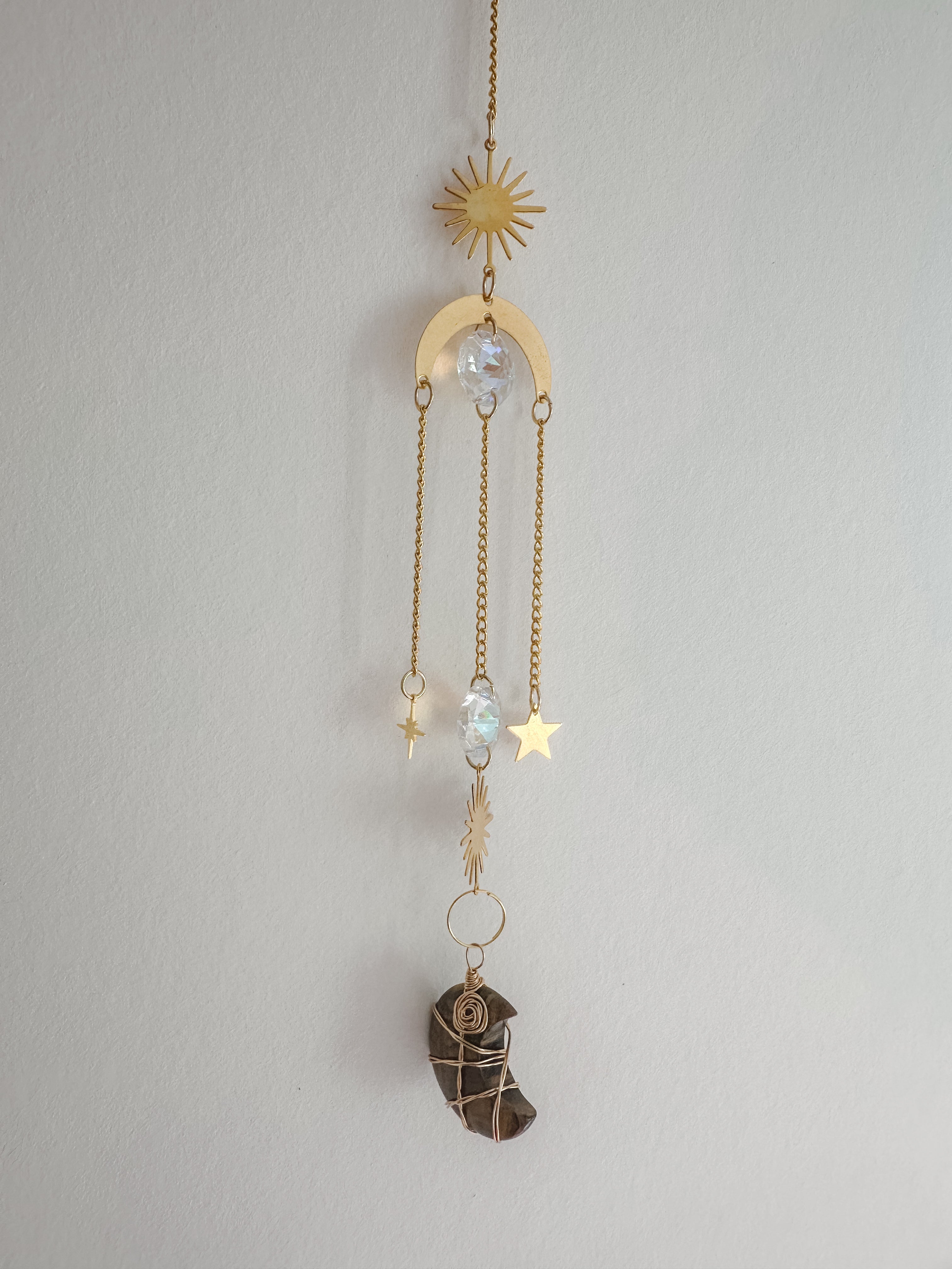 Attrape-Soleil en Pierre en Forme de Lune en Œil de Tigre : Protection et Force Intérieure (modèle 1)