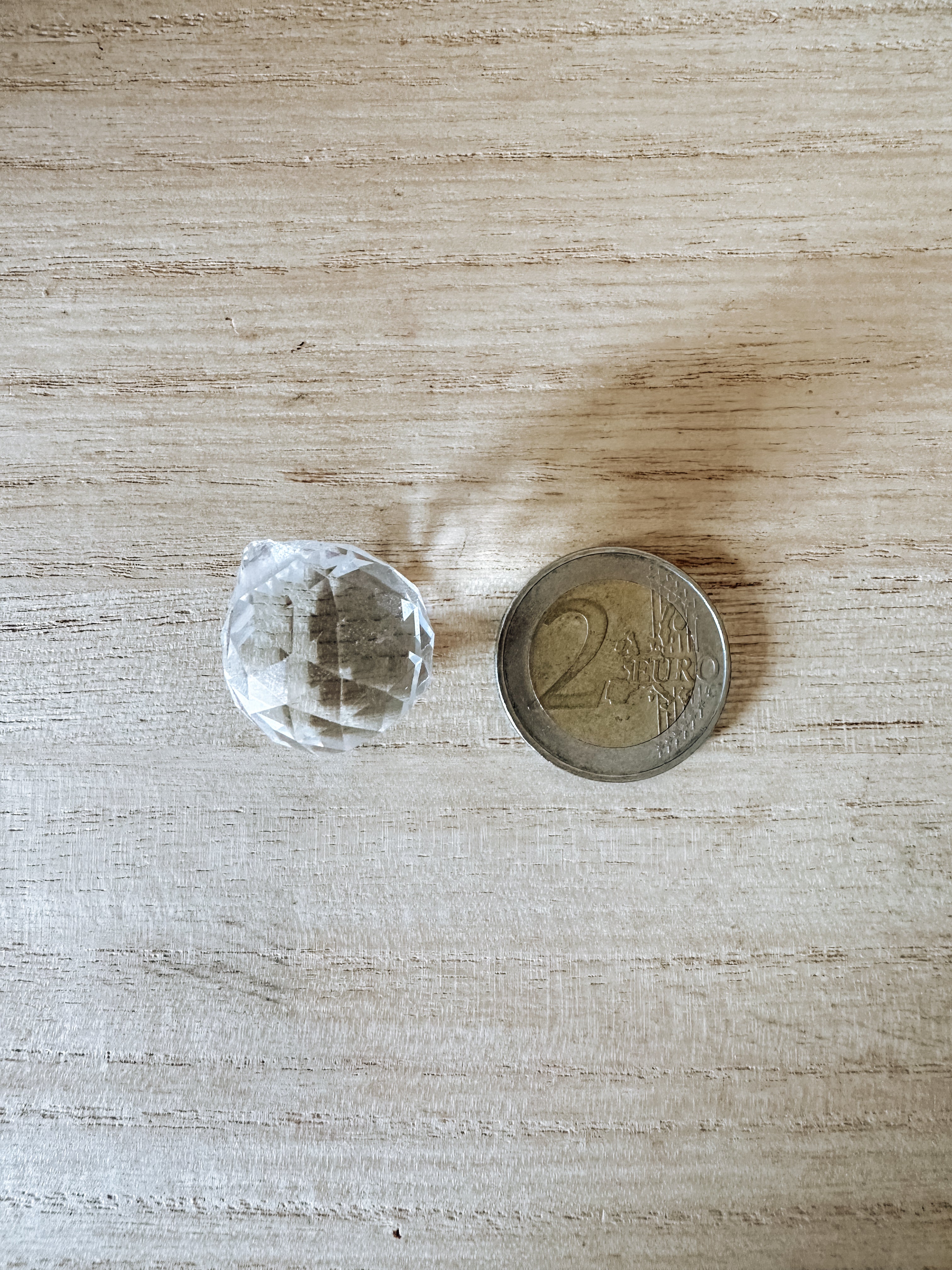 Cristal Multifacettes en Verre – 2 cm : Harmonie Énergétique pour les Petits Espaces