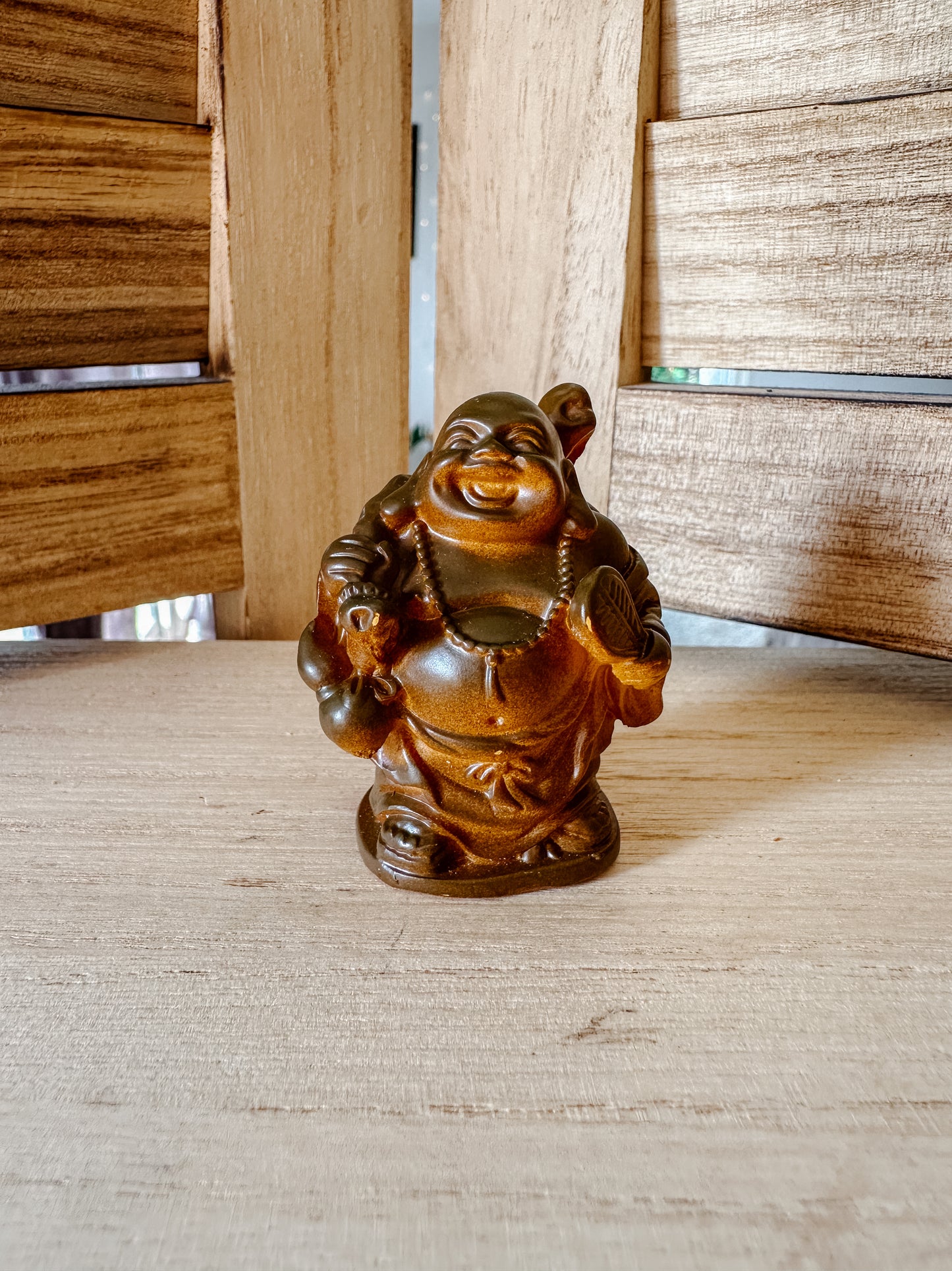 Petit Bouddha en Polyrésine Effet Bois : Sérénité et Élégance (modèle 2)