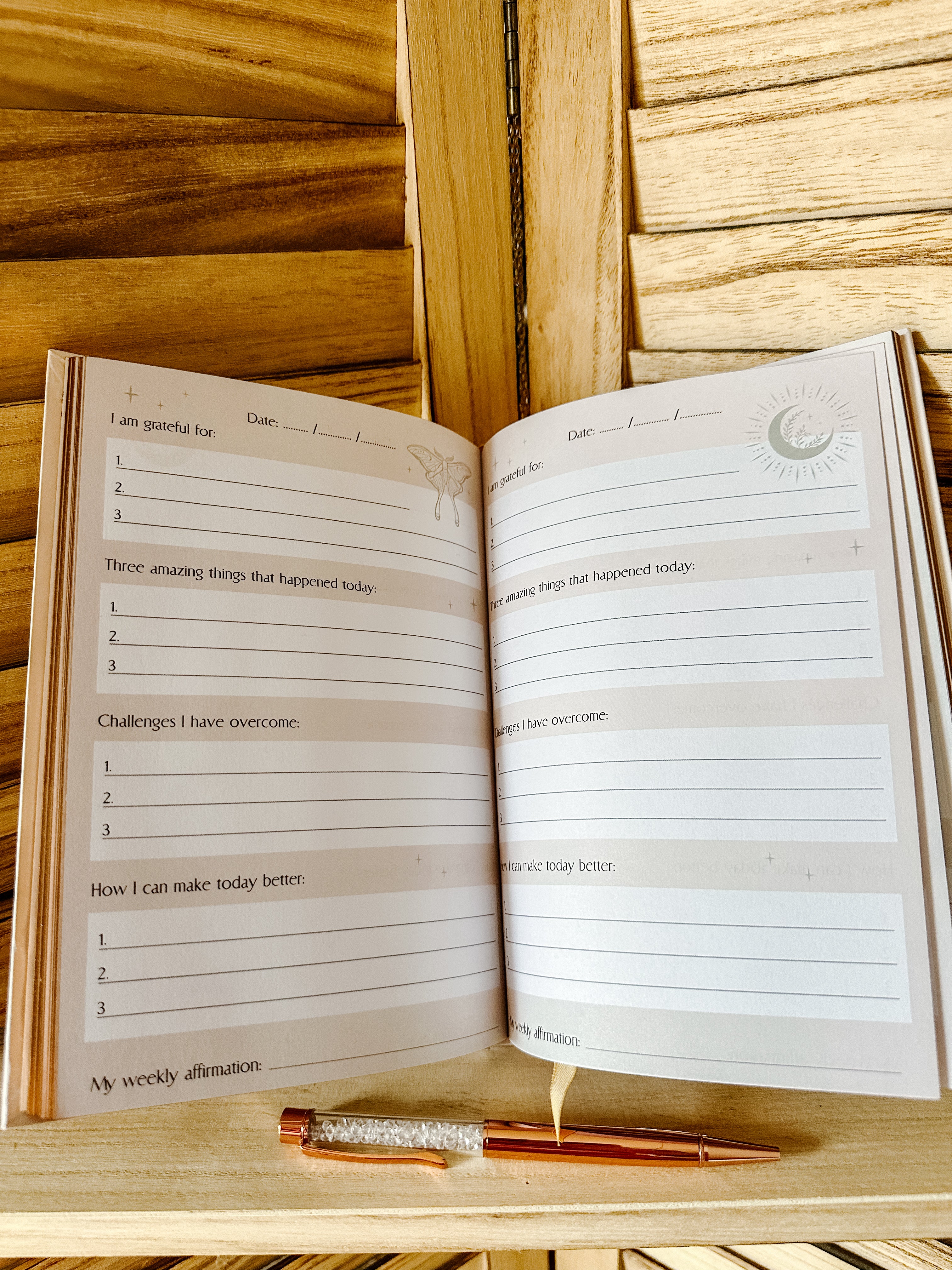 Journal de réflexion quotidien avec papillon luna et stylo en quartz transparent