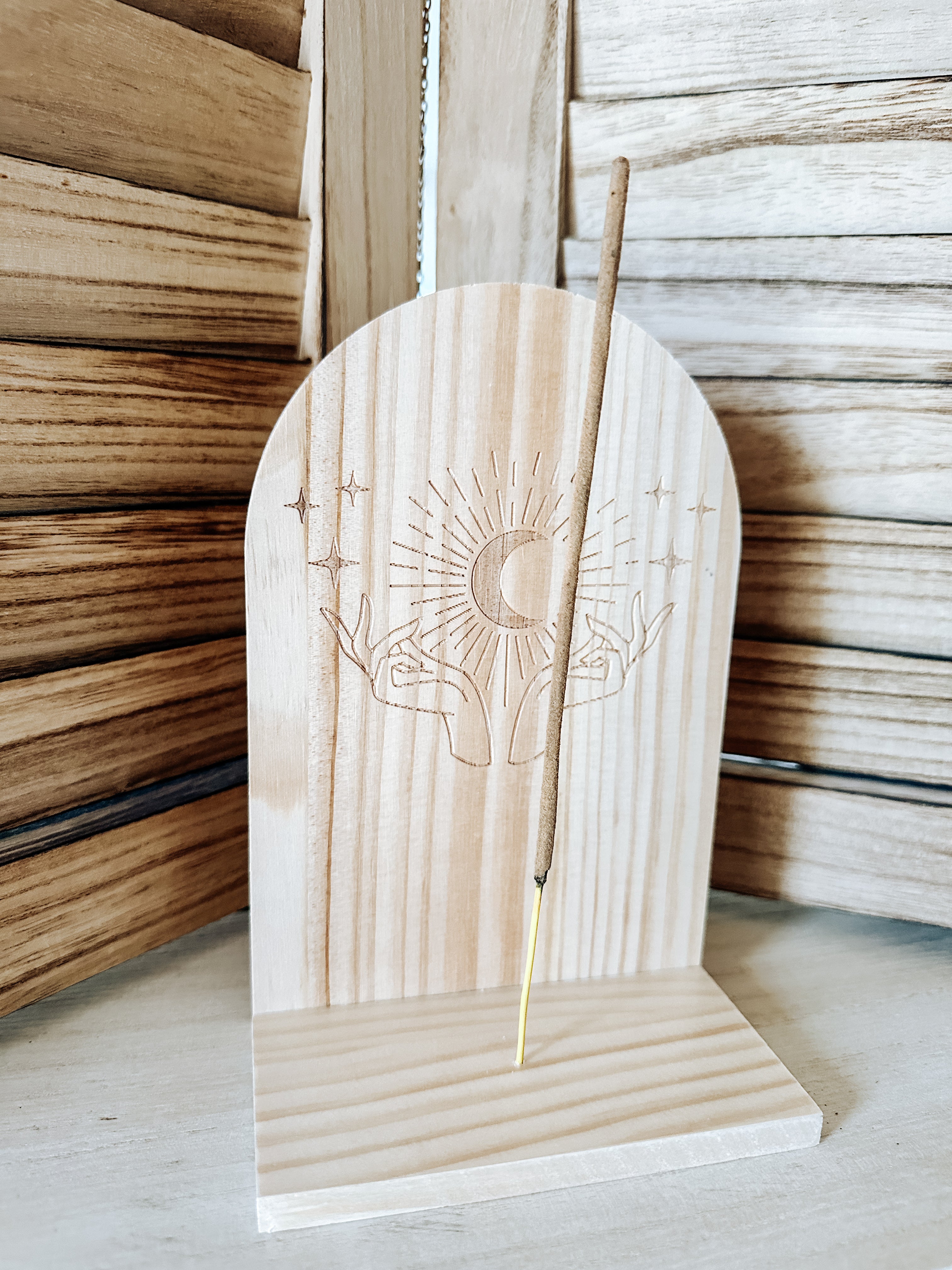 Étagère à Encens en Bois avec Motif de Mains Mystiques