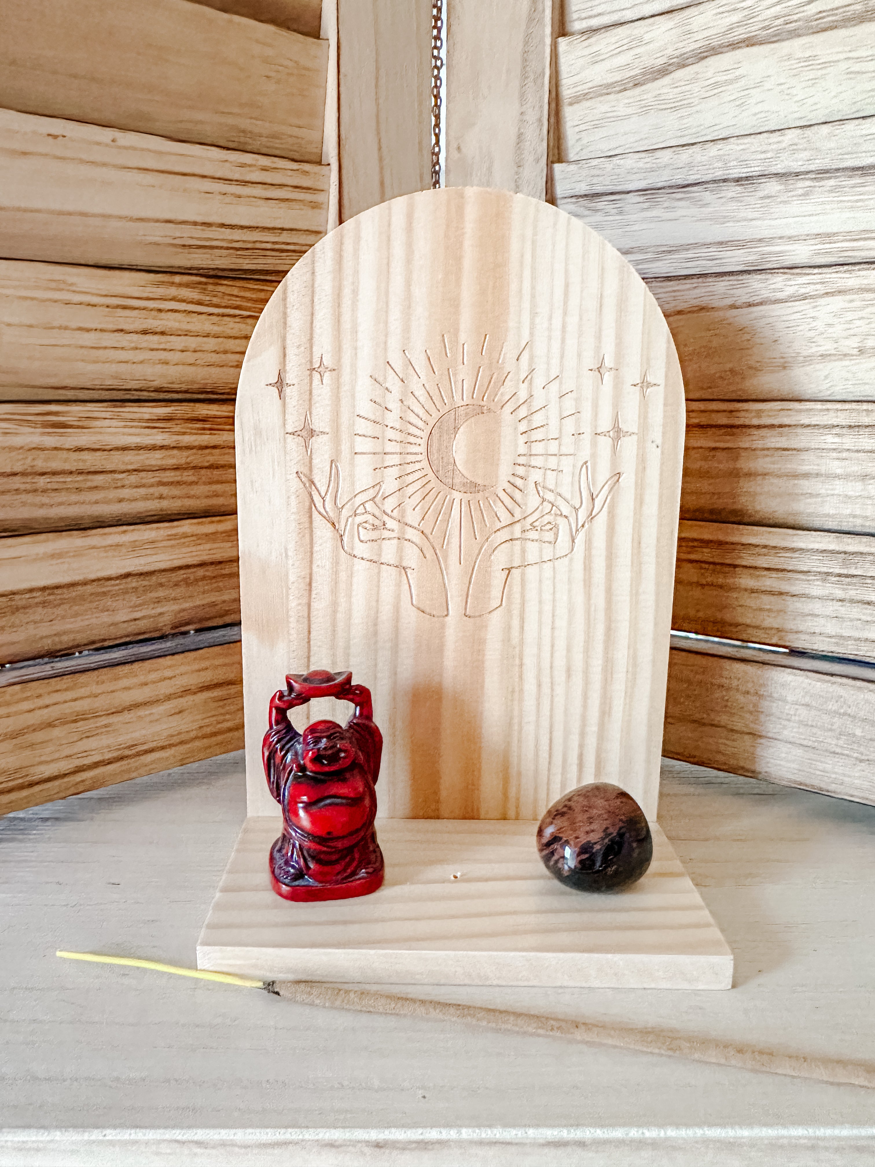 Étagère à Encens en Bois avec Motif de Mains Mystiques