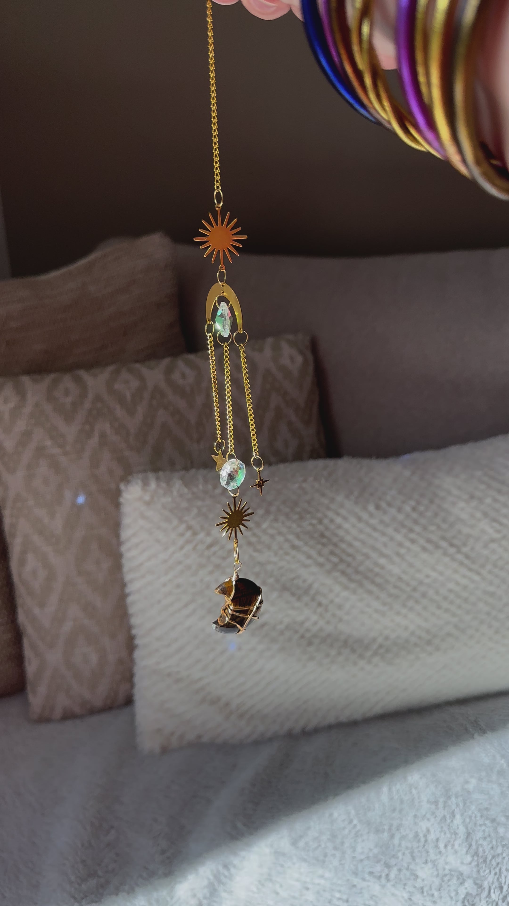 Attrape-Soleil en Pierre en Forme de Lune en Œil de Tigre : Protection et Force Intérieure (modèle 1)